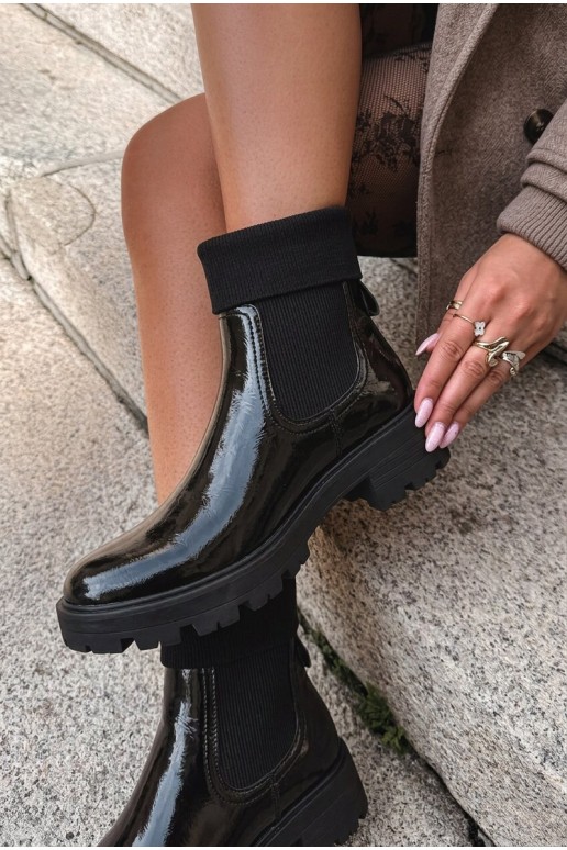 botins elegantes com efeito verniz na cor preta Sevella