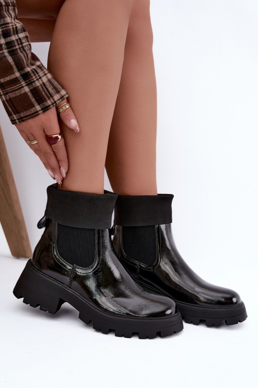 botins elegantes com efeito verniz na cor preta Sevella