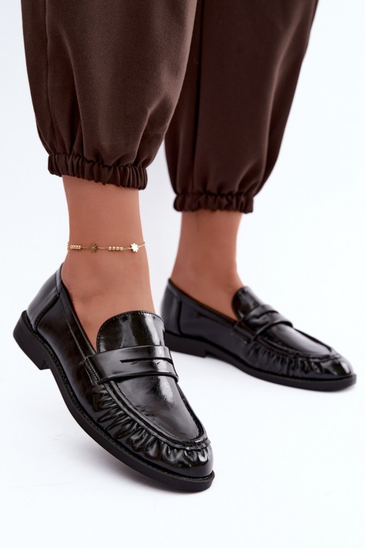 mocassins envernizados com babados na cor preta Hellenne