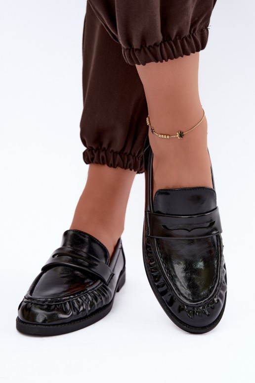 mocassins envernizados com babados na cor preta Hellenne