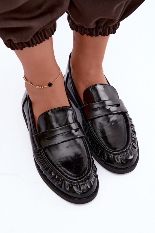 mocassins envernizados com babados na cor preta Hellenne