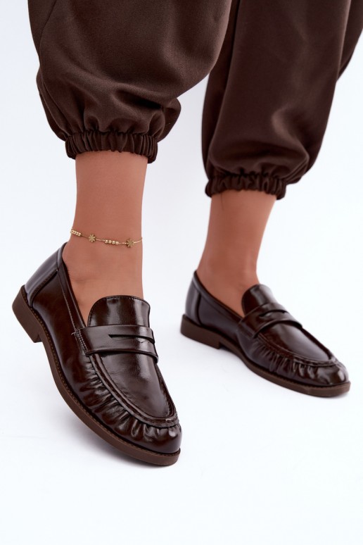 mocassins envernizados com babados na cor chocolate Hellenne