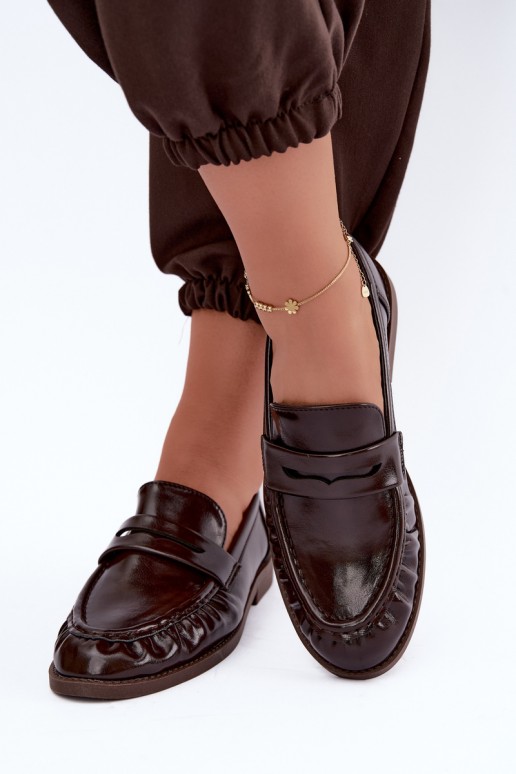 mocassins envernizados com babados na cor chocolate Hellenne