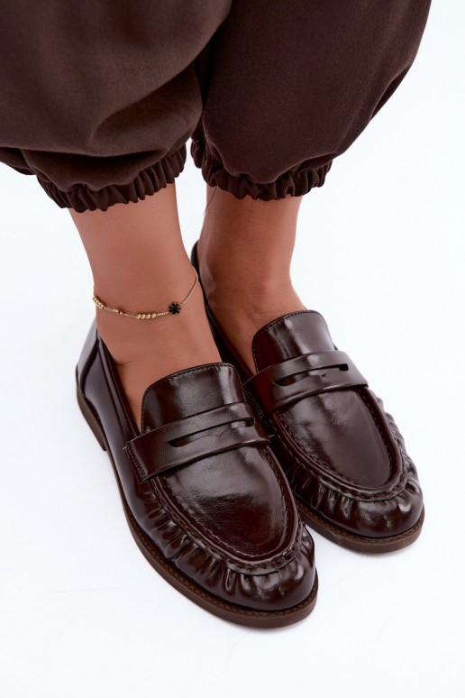 mocassins envernizados com babados na cor chocolate Hellenne