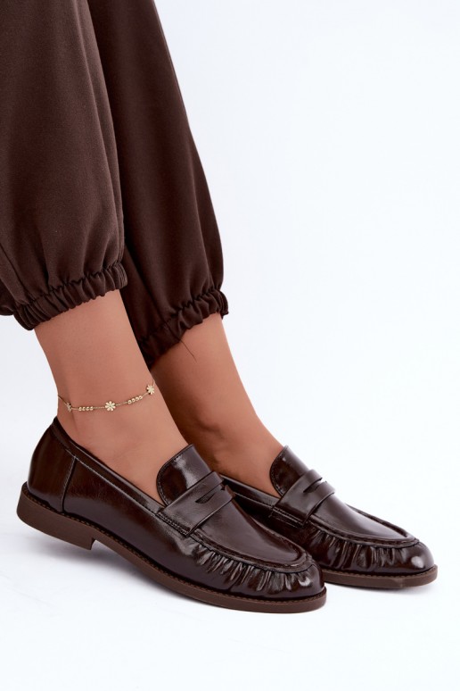 mocassins envernizados com babados na cor chocolate Hellenne