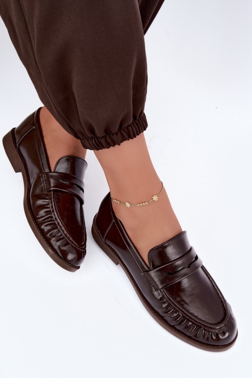 mocassins envernizados com babados na cor chocolate Hellenne