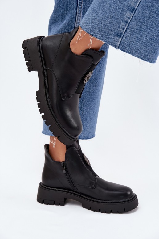 Botas pretas isoladas de salto baixo para mulheres com ornamentos Lavira