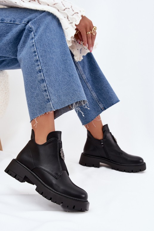 Botas pretas isoladas de salto baixo para mulheres com ornamentos Lavira