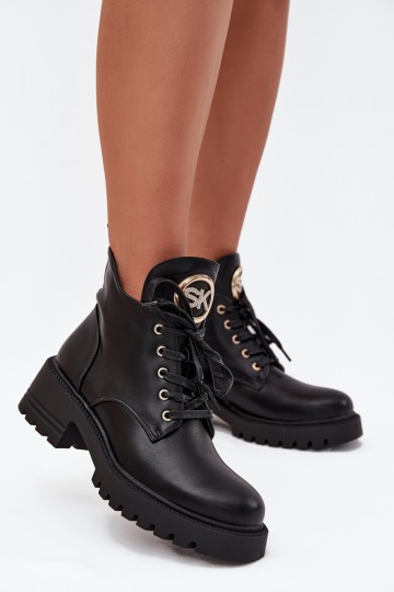Botins isolados femininos com detalhes dourados em preto Kavirae