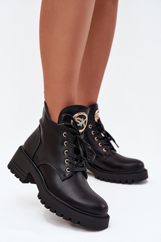 Botins isolados femininos com detalhes dourados em preto Kavirae