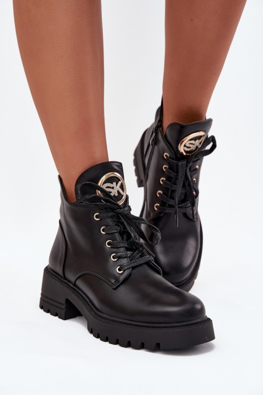 Botins isolados femininos com detalhes dourados em preto Kavirae