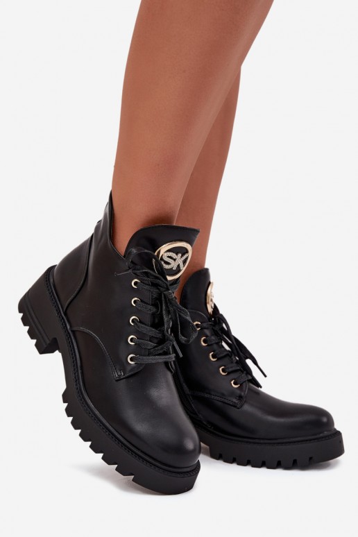Botins isolados femininos com detalhes dourados em preto Kavirae