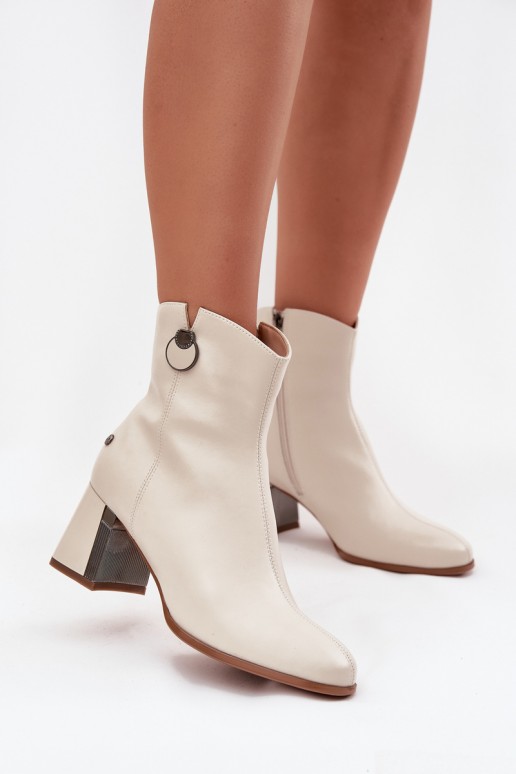 Botins isolados de couro natural com saltos na cor areia