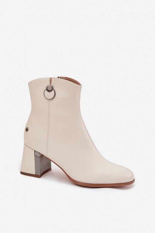 Botins isolados de couro natural com saltos na cor areia