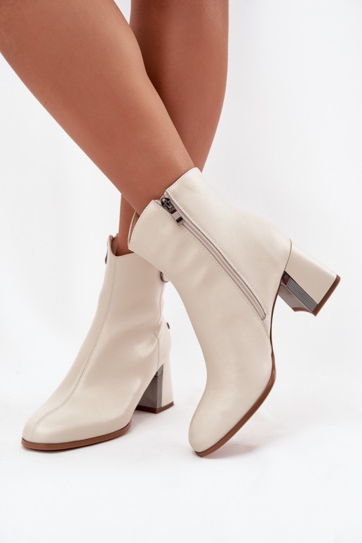 Botins isolados de couro natural com saltos na cor areia