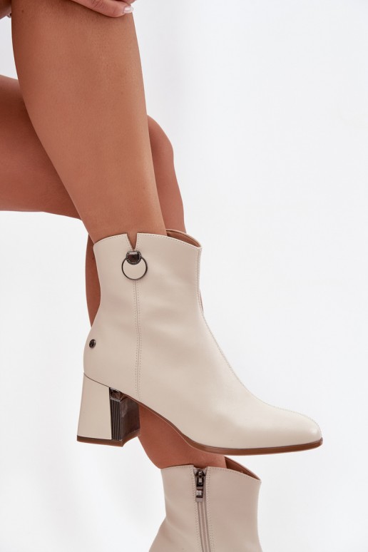 Botins isolados de couro natural com saltos na cor areia