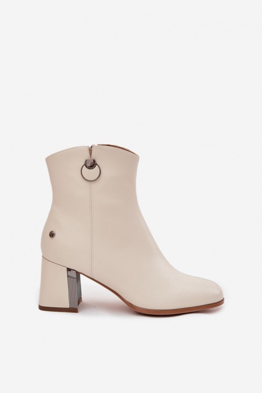 Botins isolados de couro natural com saltos na cor areia