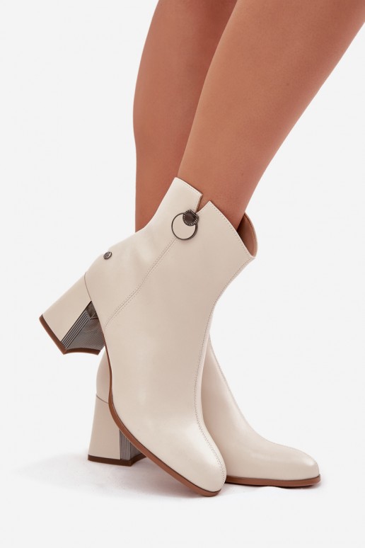 Botins isolados de couro natural com saltos na cor areia