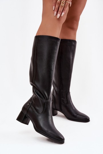 Botas pretas isoladas femininas acima do joelho em couro com saltos