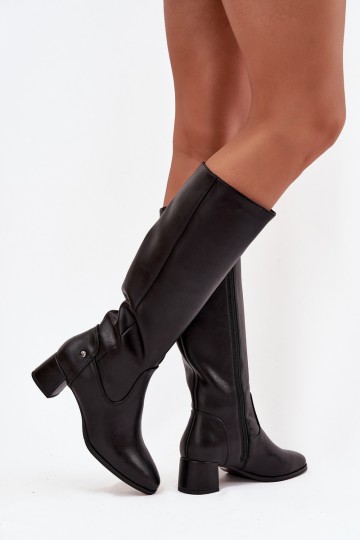 Botas pretas isoladas femininas acima do joelho em couro com saltos 2