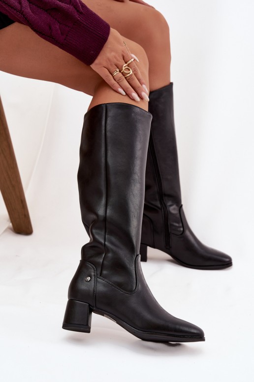 Botas pretas isoladas femininas acima do joelho em couro com saltos