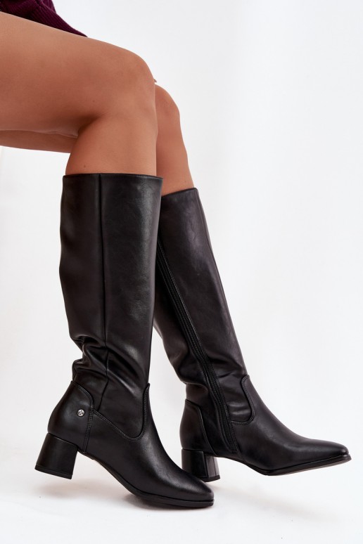 Botas pretas isoladas femininas acima do joelho em couro com saltos