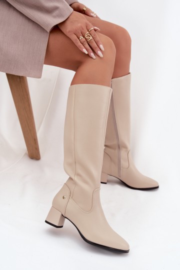 Botas bejes isoladas femininas acima do joelho em couro com saltos