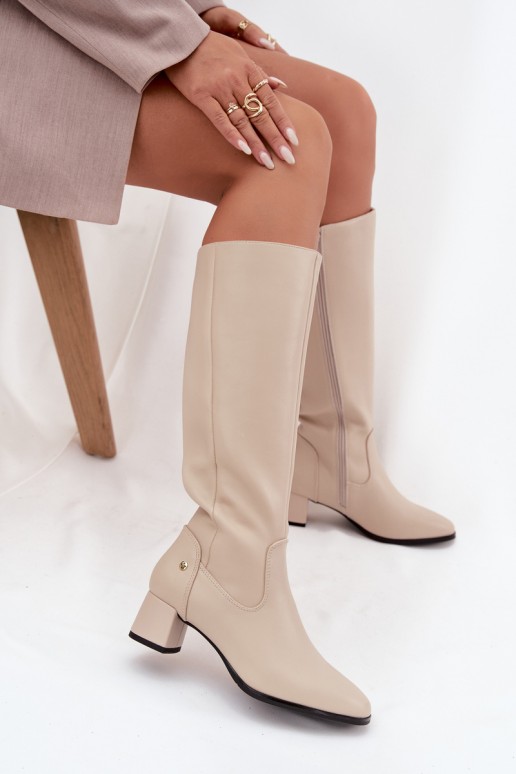 Botas bejes isoladas femininas acima do joelho em couro com saltos