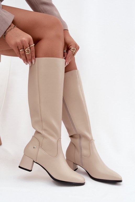 Botas bejes isoladas femininas acima do joelho em couro com saltos
