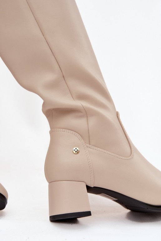 Botas bejes isoladas femininas acima do joelho em couro com saltos