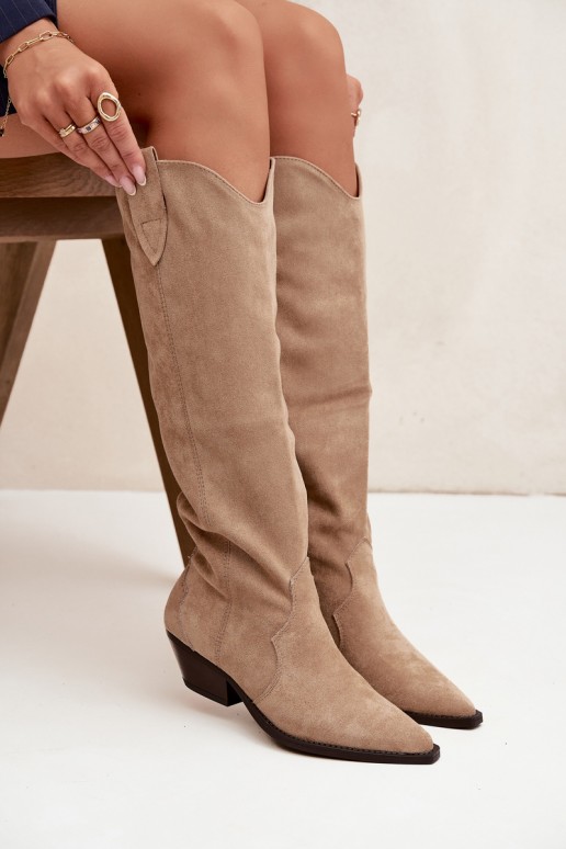 Botas longas de estilo cowboy acolchoadas com salto em camurça sintética na cor areia Jovianne