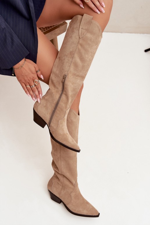 Botas longas de estilo cowboy acolchoadas com salto em camurça sintética na cor areia Jovianne