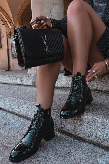 Botins com efeito verniz e relevo isolados na cor preta Vinceza 58659
