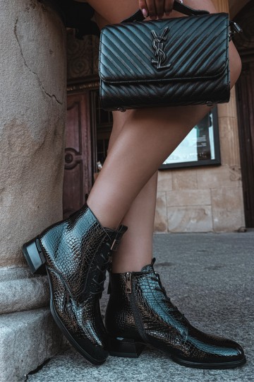 Botins com efeito verniz e relevo isolados na cor preta Vinceza 58659 2