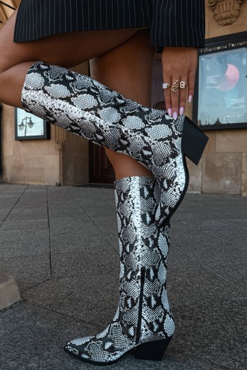 botas altas forradas estilo cowboy com padrões de cobra na cor preta Bellina