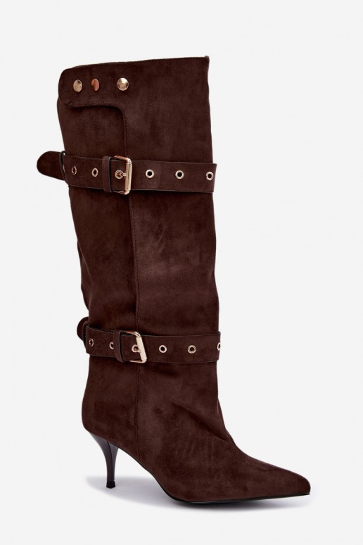 Botins castanhos Isabeau com saltos finos e fivelas