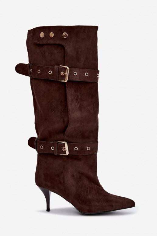 Botins castanhos Isabeau com saltos finos e fivelas