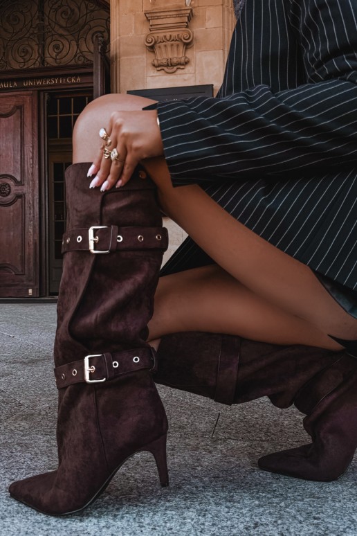 Botins castanhos Isabeau com saltos finos e fivelas