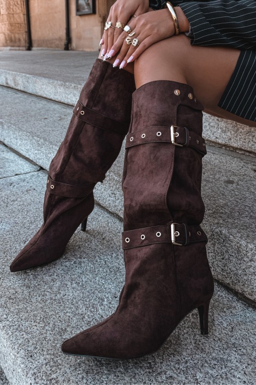Botins castanhos Isabeau com saltos finos e fivelas