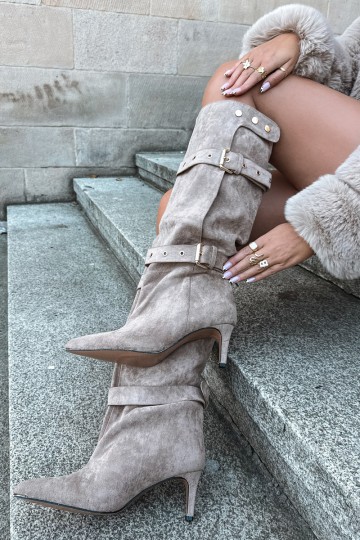 botas altas slip-on com saltos finos, tiras e fivelas na cor areia Isabeau