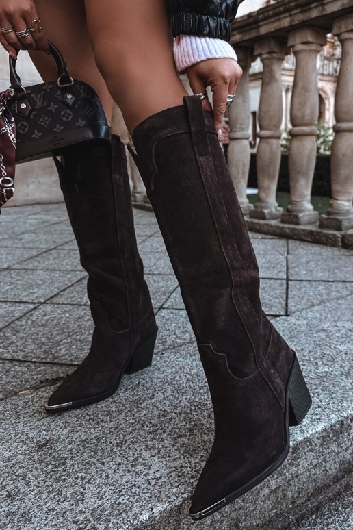 Botas altas de estilo cowboy com saltos em camurça sintética marrom