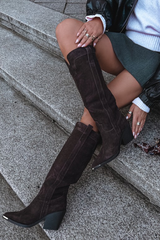 Botas altas de estilo cowboy com saltos em camurça sintética marrom