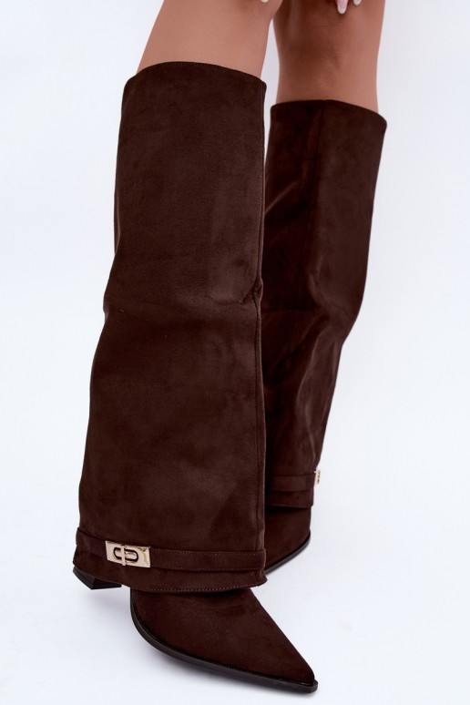 Botas altas quentes com cano costurado e saltos em marrom Jorella