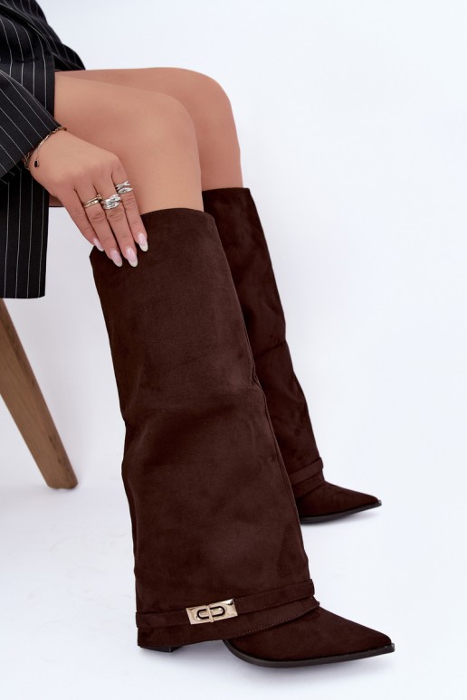 Botas altas quentes com cano costurado e saltos em marrom Jorella