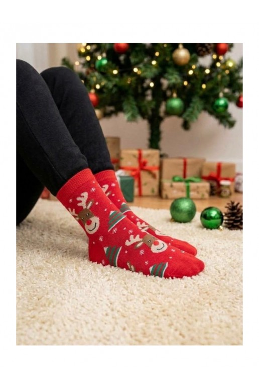 Meias infantis com renas sorridentes e árvores de Natal em vermelho