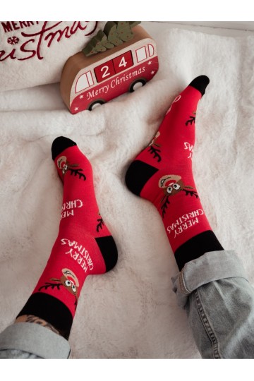 Meias masculinas com renas de Natal e texto MERRY CHRISTMAS em vermelho