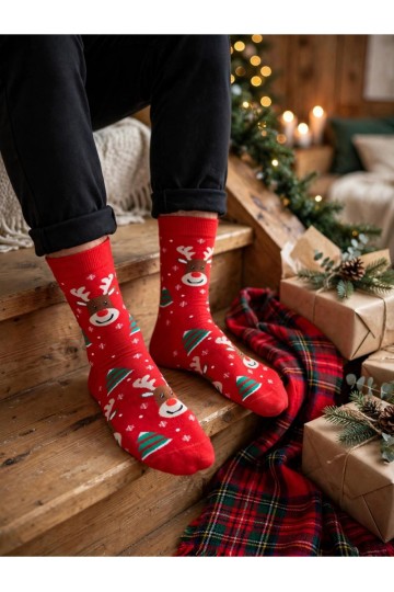 Meias masculinas com renas sorridentes e árvores de Natal em vermelho
