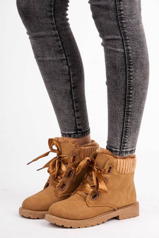 Botas marrons com botas de cetim
