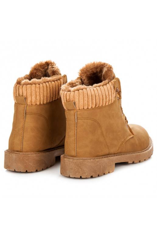 Botas marrons com botas de cetim