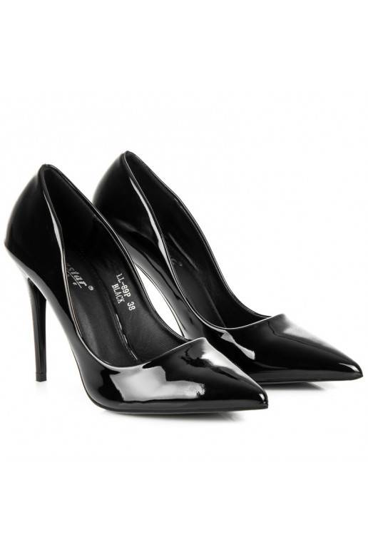 Sapatos pretos de salto alto envernizados